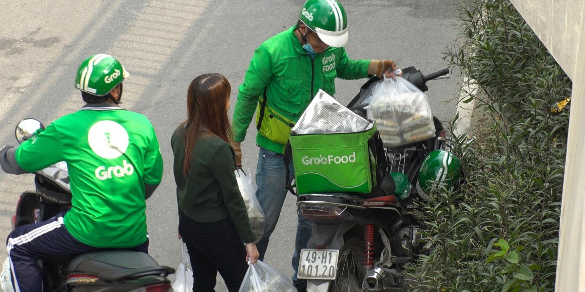 Nikmati Pilihan Makanan Favorit dengan Layanan GoFood Plus & Grab Now Motor